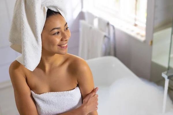 Mulher Biracial Feliz Usando Toalha Banho Banheiro Com Espaço Cópia — Fotografia de Stock