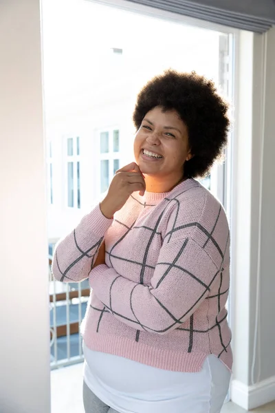 Портрет Усміхненої Молодої Жінки Афро Волоссям Рукою Підборідді Позує Проти — стокове фото