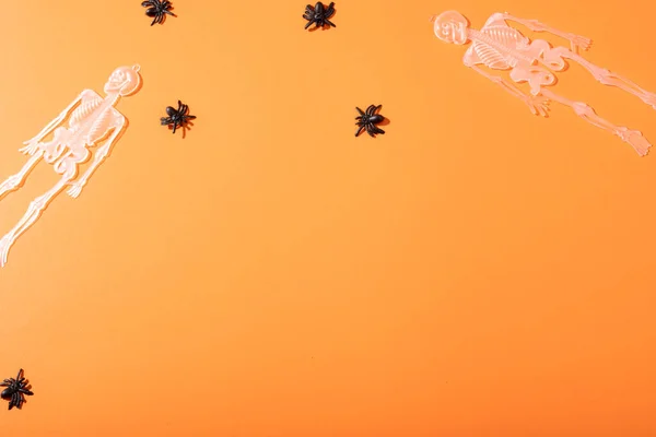 Πολλαπλές Σκελετός Και Αράχνη Παιχνίδια Αντίγραφο Χώρο Πορτοκαλί Φόντο Εποχή — Φωτογραφία Αρχείου
