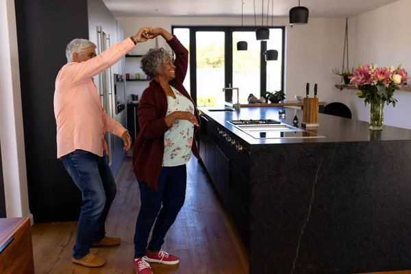 Pleine Longueur Couple Personnes Âgées Multiraciales Romantiques Dansant Dans Cuisine — Photo