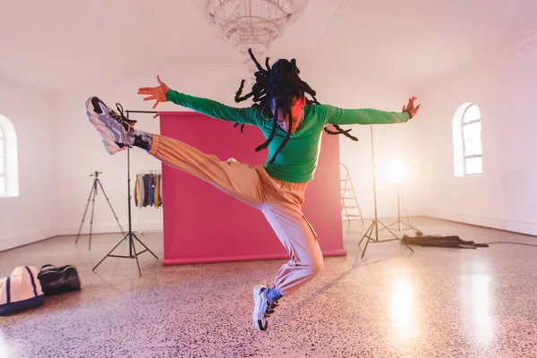 Imagem Dançarina Africana Americana Hip Hop Estúdio Dança Ritmo Movimento — Fotografia de Stock
