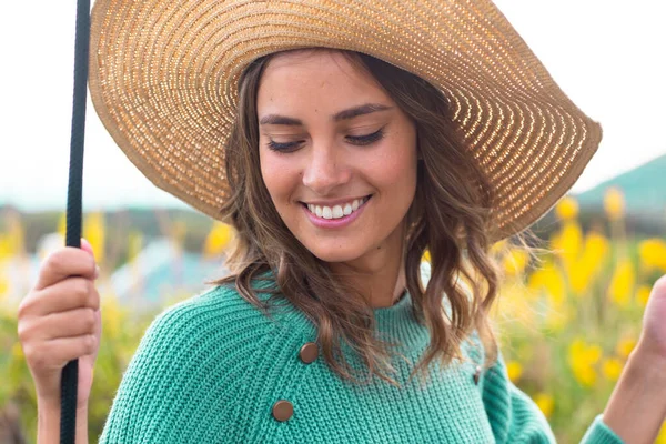 Close Mulher Caucasiana Usando Chapéu Sorrindo Sentado Balanço Livre Conceito — Fotografia de Stock