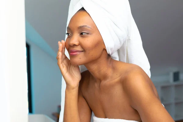 Junge Afrikanisch Amerikanische Frau Mit Ein Weißes Handtuch Gehülltem Kopf — Stockfoto
