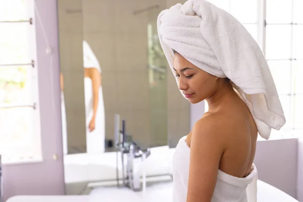 Szczęśliwa Birasowa Kobieta Ręczniku Kąpiąca Się Łazience Przestrzenią Kopiowania Relaks — Zdjęcie stockowe