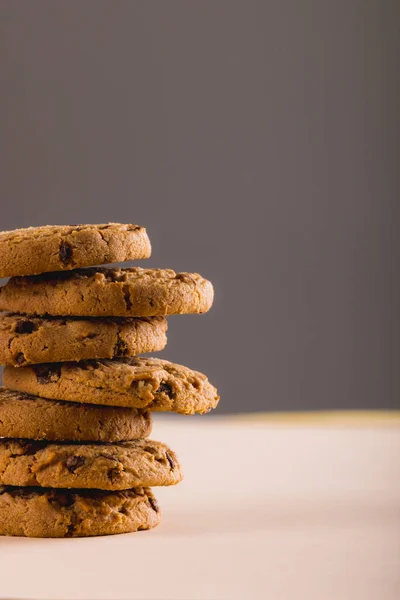 Närbild Stapel Cookies Mot Grå Bakgrund Med Kopieringsutrymme Oföränderlig Mat — Stockfoto