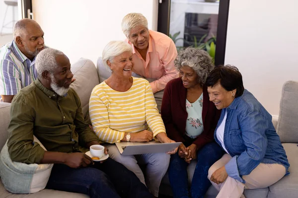 Multiraciale Senior Vrouw Die Een Laptop Vasthoudt Terwijl Lacht Terwijl — Stockfoto
