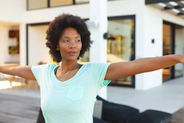 有自信的年轻非洲裔美国女人 手臂伸展 在后院锻炼 健康的生活方式 健身和积极的生活方式概念 — 图库照片