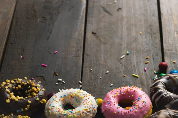 Vista Alto Ângulo Vários Donuts Frescos Com Aspersores Mesa Madeira — Fotografia de Stock