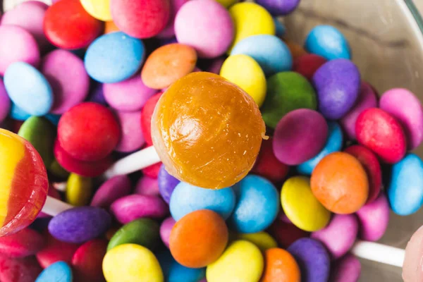Gros Plan Sucette Avec Des Bonbons Chocolat Multicolores Dans Bol — Photo
