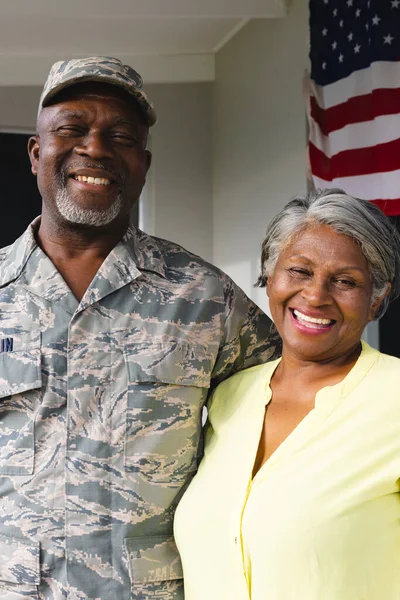 非洲裔美国老年军人的画像 身穿迷彩服 妻子与房子相对 在一起 武装部队 爱国主义和归国 — 图库照片