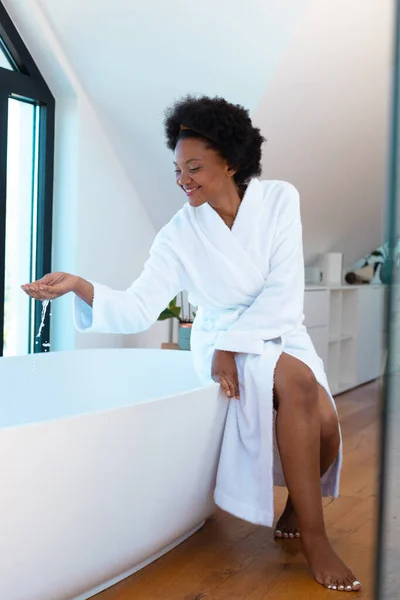 Smiling African American Afro Young Woman Playing Water Bathtub Copy — Stock Photo, Image
