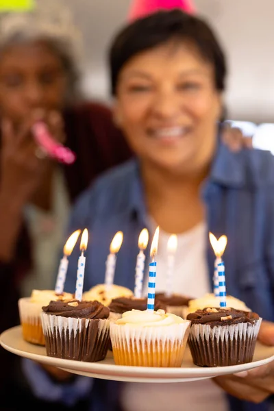 Gros Plan Cupcakes Anniversaire Avec Des Bougies Allumées Dans Une — Photo