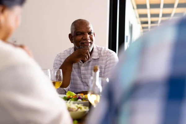 Усміхнений Старший Чоловік Дивиться Друзів Обідаючи Обіднім Столом Будинку Престарілих — стокове фото