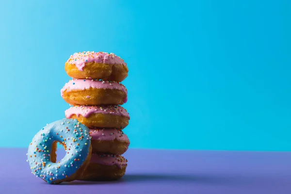 Verse Donuts Met Sprinklers Gestapeld Tegen Kopieerruimte Roze Achtergrond Onveranderd — Stockfoto