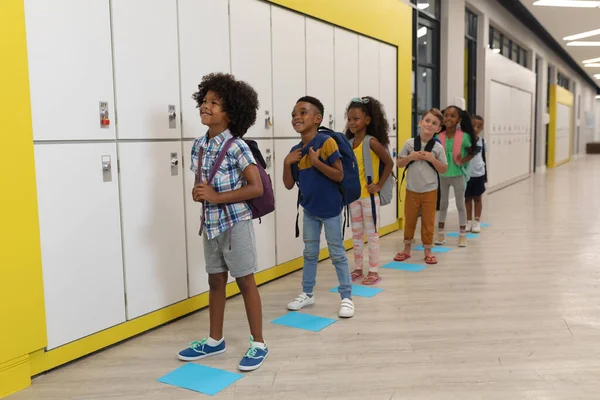 Koridordaki Dolapların Yanında Sırt Çantalı Çok Irklı Ilkokul Çocukları Bekliyor — Stok fotoğraf