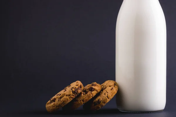 グレーを背景にミルクボトルでクッキー コピースペース 変更されていない 食べ物 飲み物 スタジオで撮影された健康的な食品コンセプト — ストック写真