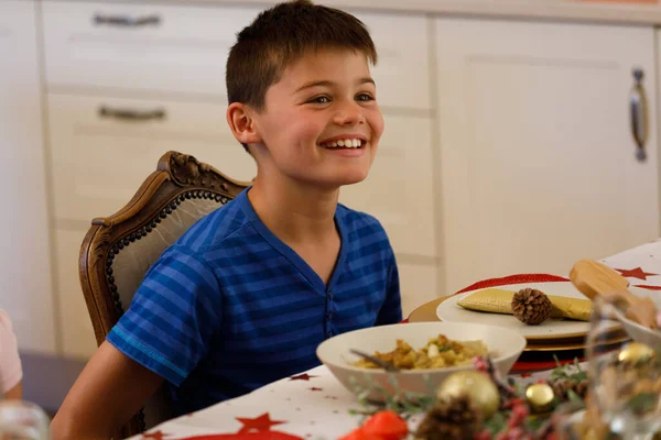 Vit Pojke Sittande Vid Bordet Middagen Med Familj Och Leende — Stockfoto