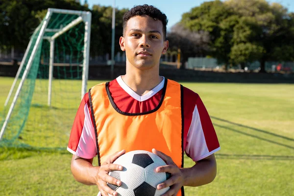 Retrato Atleta Masculino Confiado Uniforme Fútbol Sosteniendo Pelota Mientras Está — Foto de Stock