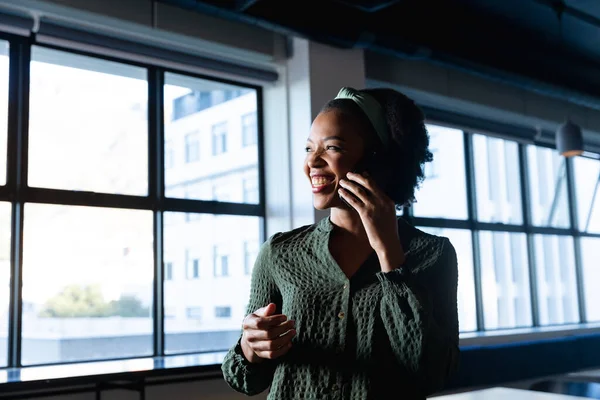 Усміхаючись Афроамериканська Молода Бізнес Леді Розмовляє Мобільному Телефону Творчому Офісі — стокове фото