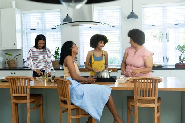 Çift Irklı Bayan Arkadaşlar Mutfak Adasında Yemek Pişirirken Hafta Sonunun — Stok fotoğraf
