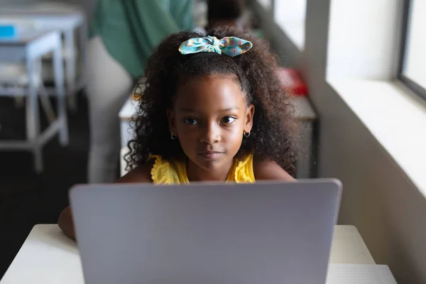 アフリカ系アメリカ人の小学生がパソコンの授業中にノートパソコンに座っているのを見ている 変化のない教育子供時代学習無線技術学校の概念 — ストック写真
