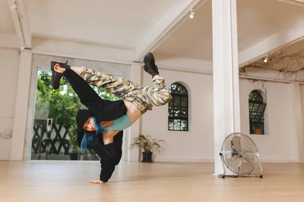 画面中的高加索女性嘻哈舞蹈演员在演播室里练习 动作和训练概念 — 图库照片