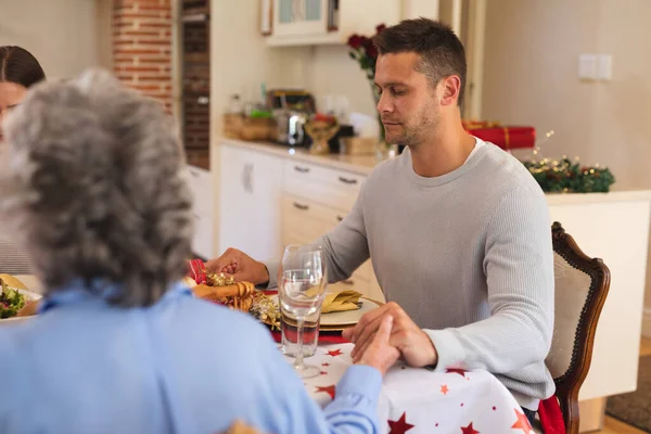 Multi Geração Família Caucasiana Sentados Mesa Para Jantar Natal Juntos — Fotografia de Stock