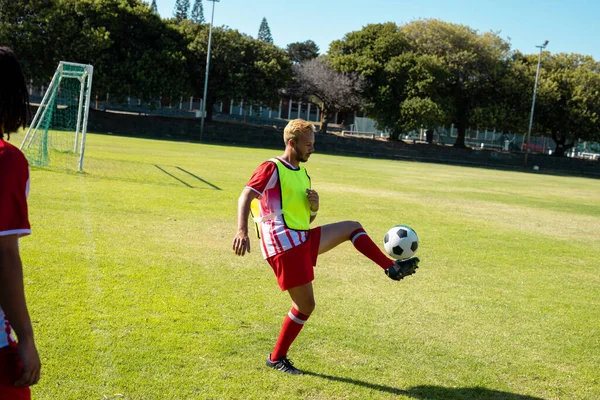 Pleine Longueur Caucasien Jeune Joueur Masculin Pratiquant Soccer Acrobatique Sur — Photo
