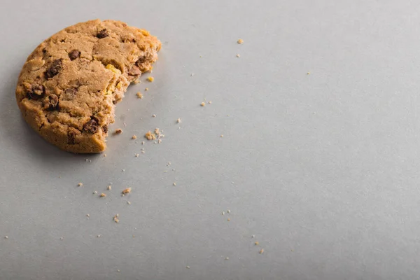 Vedere Unghiulară Ridicată Cookie Ului Jumătate Mâncat Fundal Gri Spațiu — Fotografie, imagine de stoc