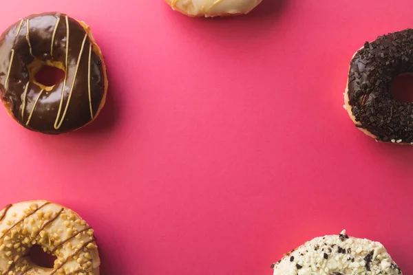 Bovenaanzicht Van Kopieerruimte Midden Van Verse Diverse Donuts Met Sprinklers — Stockfoto