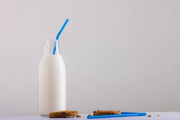 Μπουκαλάκι Γάλακτος Καλαμάκι Από Cookies Λευκό Φόντο Αντιγραφή Χώρου Αναλλοίωτο — Φωτογραφία Αρχείου