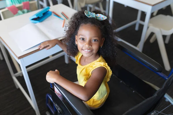 아프리카 미국인 초등학생 교실에서 휠체어에 미소짓는 변경되지 — 스톡 사진