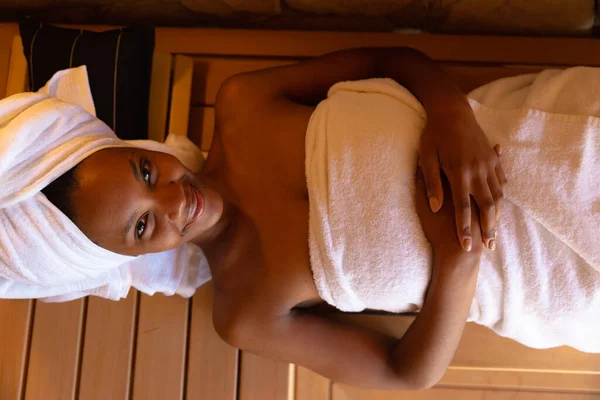 Vue Aérienne Femme Afro Américaine Dans Peignoir Relaxant Dans Sauna — Photo