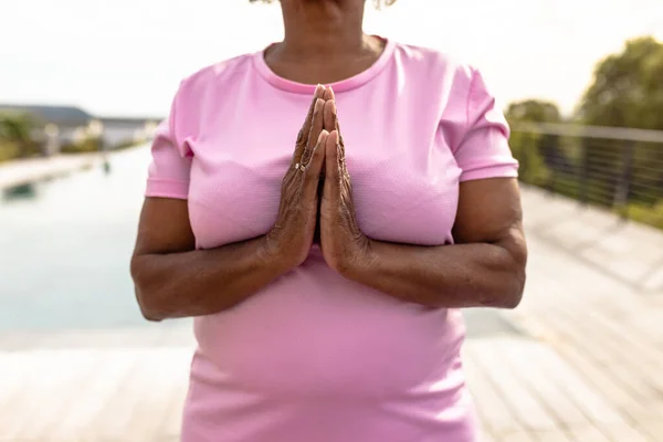 Sección Media Mujer Mayor Afroamericana Meditando Posición Oración Mientras Está —  Fotos de Stock