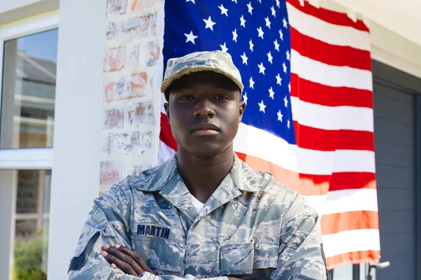 Afrikansk Soldat Midt Hæren Kamuflasjeklær Med Våpen Krysset Mot Flagg – stockfoto