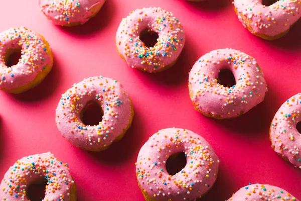 배경에 스프링클러가 분홍색 도넛의 각도를 수있다 변경되지 건강에 식사와 — 스톡 사진