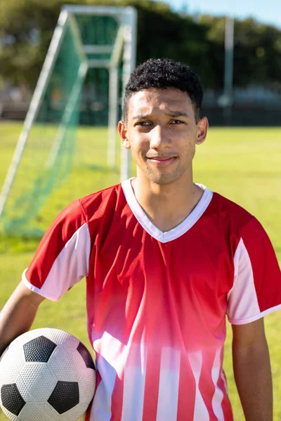 Retrato Seguro Caucásico Joven Jugador Masculino Jersey Rojo Con Pelota — Foto de Stock