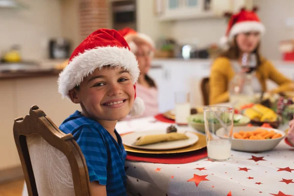 Porträt Eines Kaukasischen Jungen Der Mit Weihnachtsmütze Tisch Sitzt Die — Stockfoto