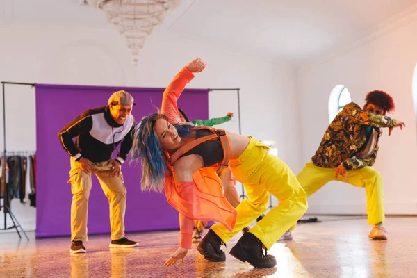Εικόνα Ομάδας Διαφορετικών Χορευτών Hip Hop Γυναικών Και Ανδρών Που — Φωτογραφία Αρχείου