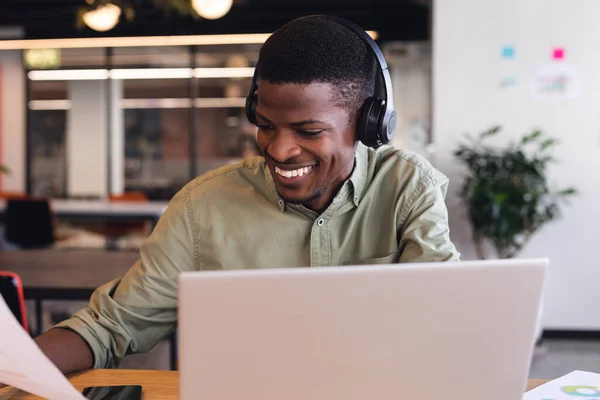 Sonriente Afroamericano Joven Hombre Negocios Utilizando Ordenador Portátil Oficina Creativa —  Fotos de Stock