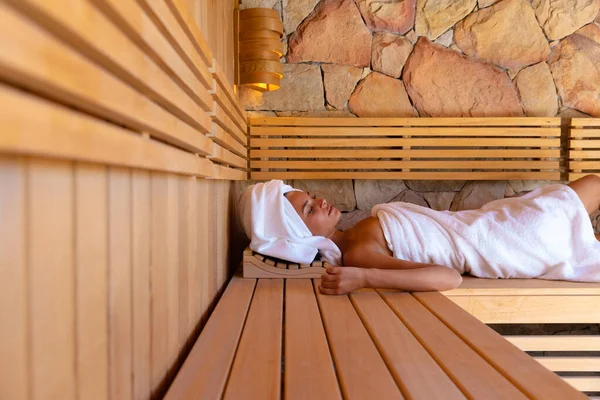 Biała Młoda Kobieta Szlafroku Relaksująca Się Saunie Koncepcja Spa Wellness — Zdjęcie stockowe