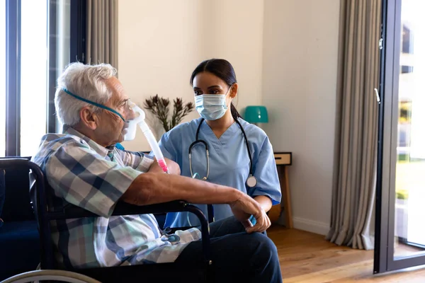 家庭で酸素マスクを使用する原因となるアジアの高齢者を支援する出産女性の健康労働者 医療と定年退職シニアライフスタイルの概念 — ストック写真