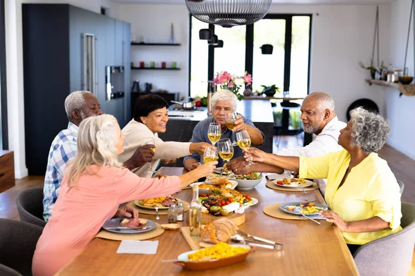 Buoni Amici Anziani Multirazziali Brindare Bicchieri Vino Mentre Pranzano Tavola — Foto Stock