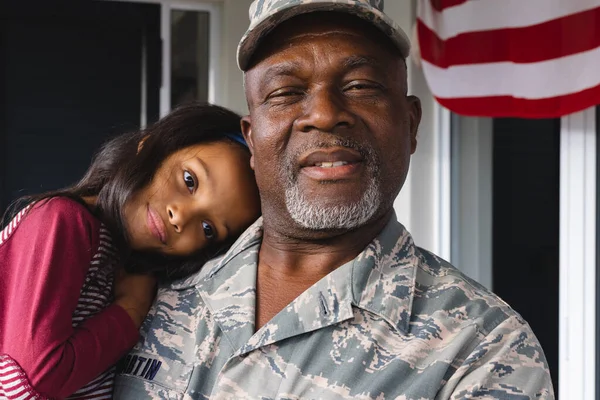 Retrato Hombre Mayor Militar Afroamericano Llevando Abrazando Nieta Birracial Familia — Foto de Stock
