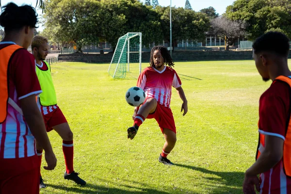 Joueurs Masculins Multiraciaux Regardant Leur Coéquipier Faire Soccer Acrobatique Sur — Photo