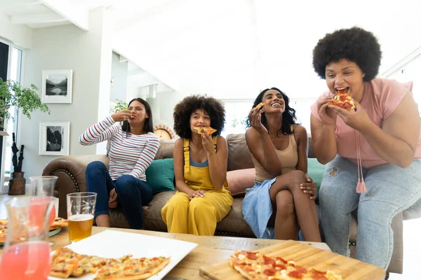 Gelukkige Vrouwelijke Biracial Vrienden Genieten Van Pizza Drankjes Samen Woonkamer — Stockfoto