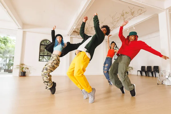 Wizerunek Grupy Różnorodnych Tancerzy Hip Hopowych Kobiet Mężczyzn Ćwiczących Studio — Zdjęcie stockowe