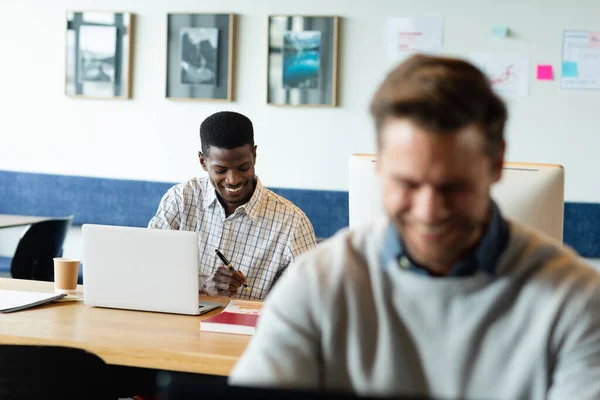 Jovem Sorridente Empresário Afro Americano Trabalhando Laptop Escritório Criativo Inalterado — Fotografia de Stock