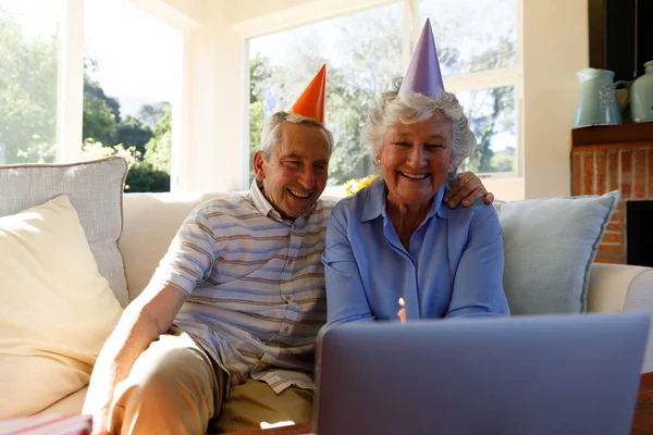 Senior Caucasian Couple Spending Time Home Together Sitting Sofa Wearing — Stock Photo, Image