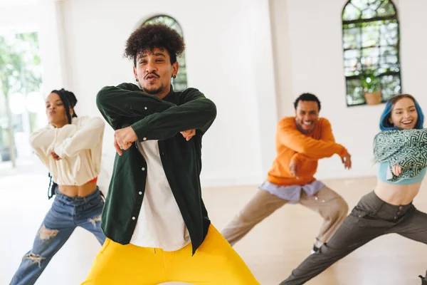 Beeld Van Diverse Vrouwelijke Mannelijke Hiphopdansers Tijdens Training Dansclub Dans — Stockfoto